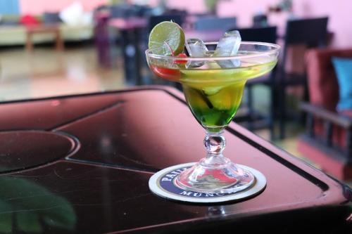 un bicchiere di Martini con lime su un tavolo di Hostal Brunette Santein a Santa Ana