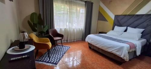 ein Hotelzimmer mit einem Bett und einem Fenster in der Unterkunft Neema Lodge in Boksburg