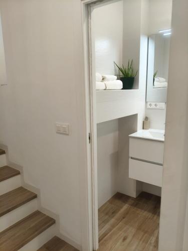 Casa Sebastiana Alojamiento moderno con terraza y vistas al mar, ideal para parejas