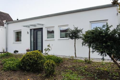 ein weißes Haus mit einer schwarzen Tür in der Unterkunft Ferienhaus Refugium in Michelstadt