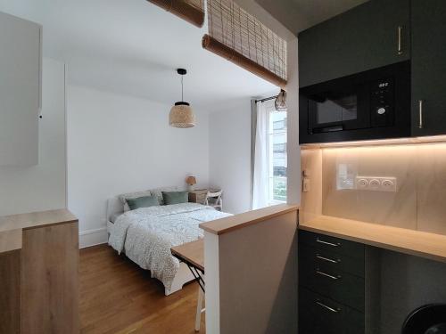 Kuchyň nebo kuchyňský kout v ubytování TOUR EIFFEL Paris