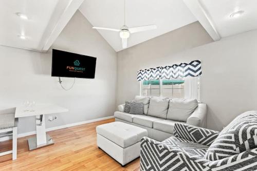 TV a/nebo společenská místnost v ubytování 5218 Beach Dr C