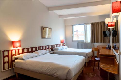 Postel nebo postele na pokoji v ubytování Hotel Ours Blanc - Victor Hugo