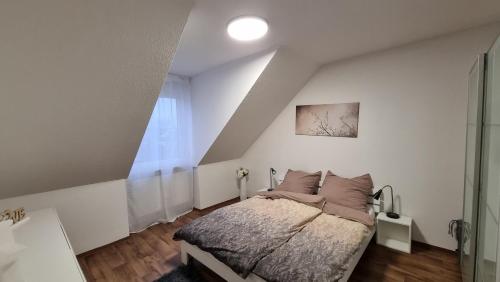 a bedroom with a bed in a attic at Family & Business Apartment Erlangen, Siemens & Uni Nähe in Erlangen