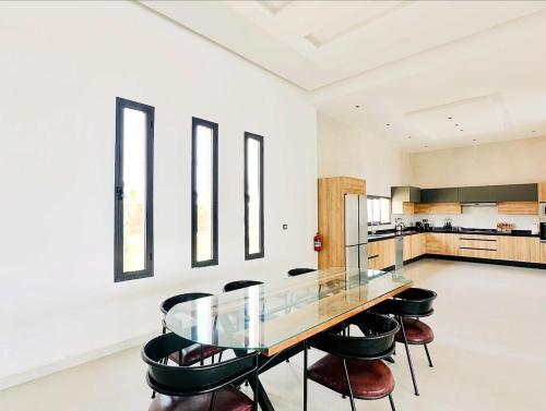 Kuchyň nebo kuchyňský kout v ubytování Somptueuse Villa avec Terrains Padel et Foot Piscine Marrakech