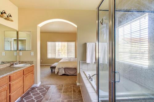 une salle de bain avec une douche, un lavabo et une baignoire dans l'établissement 3,600 Sq Ft, Large Fenced Yard Heber City Retreat, à Heber City