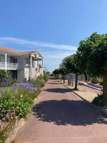Appart RDC rénové 3 pers, terrasse et piscines D17