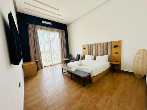 Postel nebo postele na pokoji v ubytování Somptueuse Villa avec Terrains Padel et Foot Piscine Marrakech