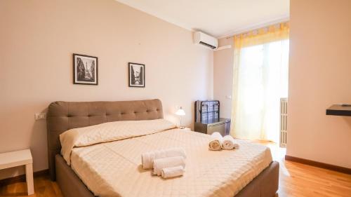 Giường trong phòng chung tại Modern Loft - with Balcony and Parking