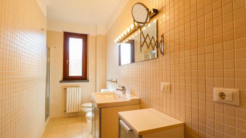 Phòng tắm tại Modern Loft - with Balcony and Parking