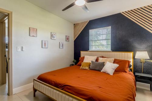 Voodi või voodid majutusasutuse Jacuzzi and Games Close to Dwtn Disney and Parks toas