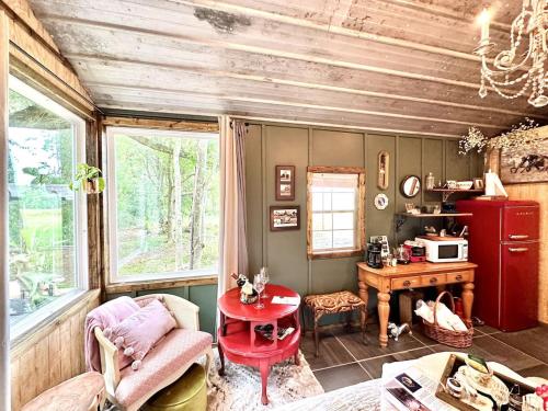 un soggiorno con un divano e un tavolo di Couples Cottage - Serene Getaway a Reddick