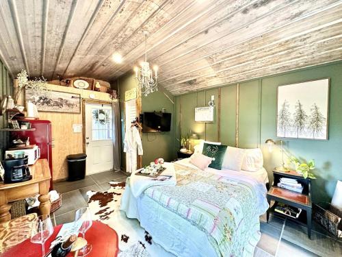 una camera da letto con un letto e un soffitto in legno di Couples Cottage - Serene Getaway a Reddick