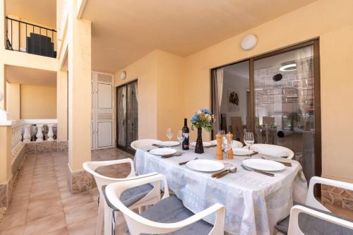 Wonderful 2 Bedroom Apartment Communal Heated Pool