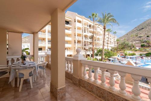 Wonderful 2 Bedroom Apartment Communal Heated Pool
