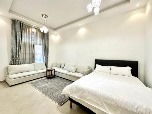 Ένα ή περισσότερα κρεβάτια σε δωμάτιο στο 1-Bedroom Apartment with Balcony, Ajman