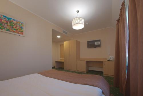 Una cama o camas en una habitación de Advenus Hotel