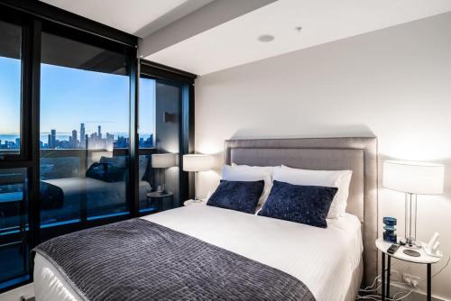 Giường trong phòng chung tại Melbourne by the window - Luxury stay