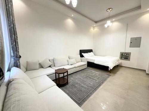 Ένα ή περισσότερα κρεβάτια σε δωμάτιο στο 1-Bedroom Apartment with Balcony, Ajman