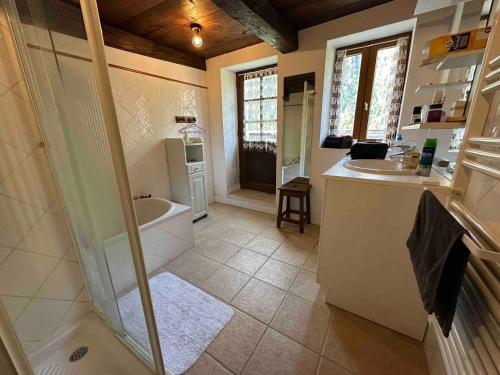 Mountain house with two barns and a garden في Planay: حمام مع دش ومرحاض ومغسلة