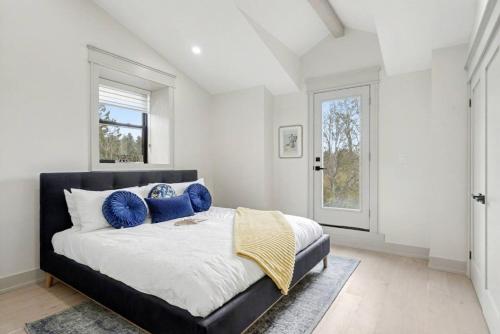 Ένα ή περισσότερα κρεβάτια σε δωμάτιο στο The Wynford Dreamy Capri Suite