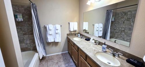 Ένα μπάνιο στο Hot Tub, Pool Table, Swing Sets, Theater, Kayaks