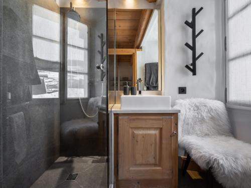 Koupelna v ubytování Appartement 3 Ch. Rénové, Centre de Megève, Balcon, Cheminée, Parking, 3 min Télécabine Chamois - FR-1-453-178