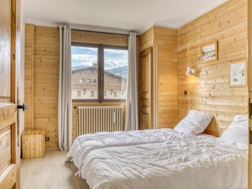 a bedroom with a bed and a large window at Appartement 3 pièces avec Parking - 6 pers. - Megève Jaillet - FR-1-453-226 in Megève