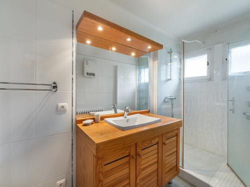 a bathroom with a sink and a shower at Appartement 3 pièces avec Parking - 6 pers. - Megève Jaillet - FR-1-453-226 in Megève