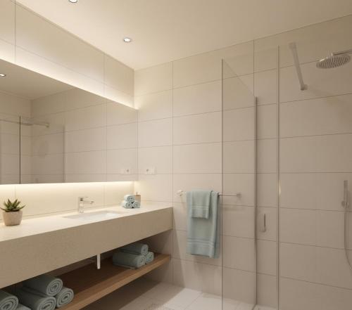 Un baño con lavabo y ducha en Sakarya 54 Apart, en Serdivan