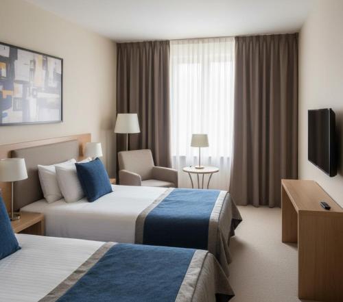 una habitación de hotel con dos camas y un televisor en Sakarya 54 Apart, en Serdivan