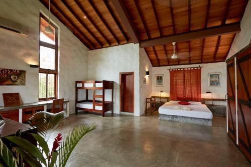 ein Schlafzimmer mit einem Bett in einem großen Zimmer in der Unterkunft Bamboo Villa Kandy in Digana