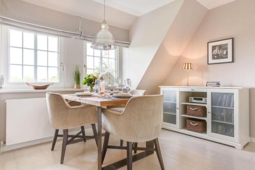 a dining room with a table and chairs at Haus Weesterhuk, Whg 8 Jopi Keitum in Keitum