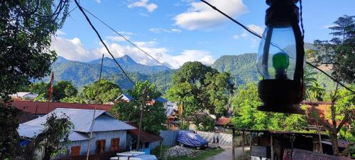 une vue d'un village avec des montagnes en arrière-plan dans l'établissement AALTAPORI HOMESTAY- BEST HOMESTAY in BUXA-JAYANTI, à Jayanti
