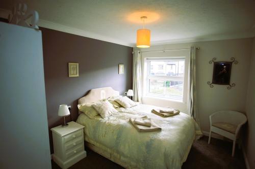 Un dormitorio con una cama con dos toallas encima. en Spacious Annexe in central Colchester, en Lexden