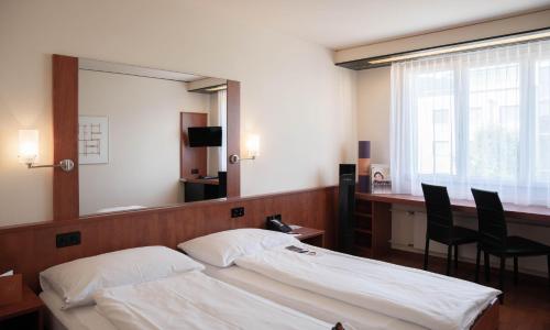 Postel nebo postele na pokoji v ubytování Hotel Arte Spreitenbach