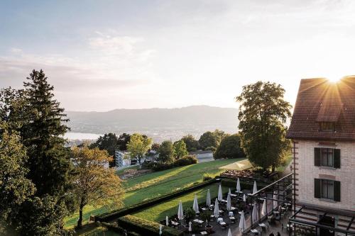 uma vista a partir da varanda de um edifício com um relvado em Sorell Boutique-Hotel Zürichberg em Zurique