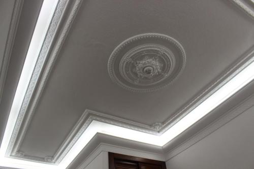 a coffered ceiling with a white ceiling at Cascais Jasmim Doce in Cascais
