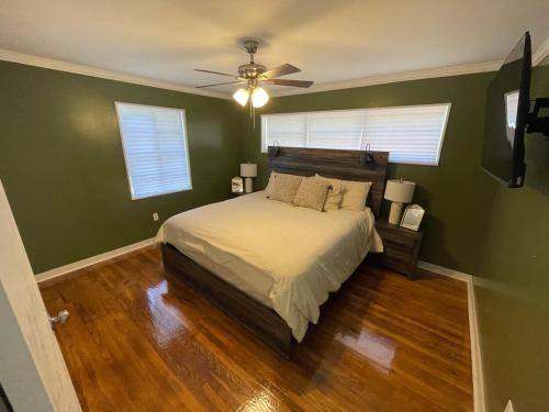 ein Schlafzimmer mit einem Bett und einem Deckenventilator in der Unterkunft Roomy 4BR Home with Fenced Yard in Jackson