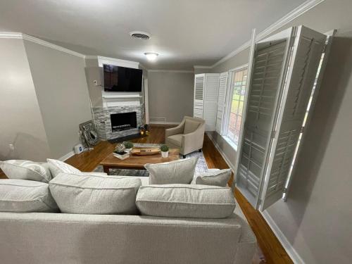 ein Wohnzimmer mit Sofa und Tisch in der Unterkunft Roomy 4BR Home with Fenced Yard in Jackson