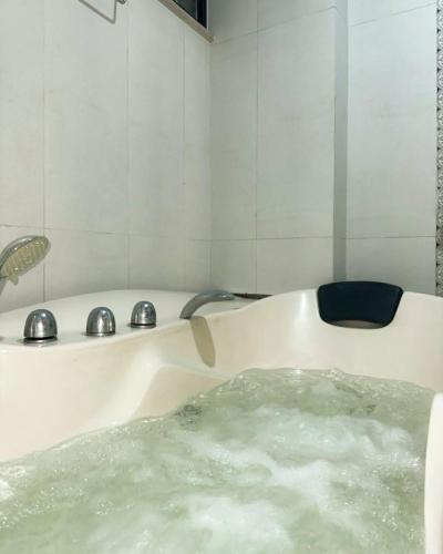 Φωτογραφία από το άλμπουμ του 2BHK Fusion Loft - Jaccuzi - Cinema - PS4 σε Ραβαλπίντι