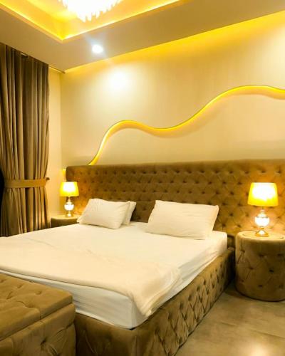 Ένα ή περισσότερα κρεβάτια σε δωμάτιο στο 2BHK Fusion Loft - Jaccuzi - Cinema - PS4