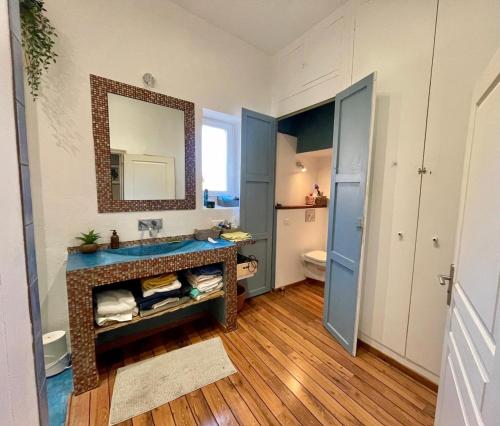 Ένα μπάνιο στο Maison bourgeoise aux volumes XXL