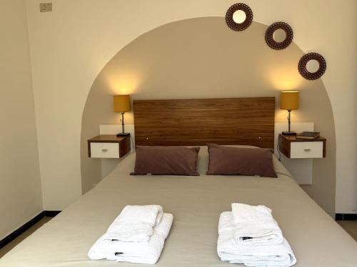 ein Schlafzimmer mit einem Bett mit zwei Handtüchern darauf in der Unterkunft CASA RUBÍ - ENCANTADOR APARTAMENTO EN MENDOZA - Cochera Privada y Seguridad Permanente in Guaymallen