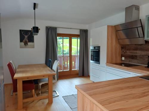 eine Küche mit Tisch und ein Esszimmer in der Unterkunft Privatzimmervermietung Wiederkehr in Altenmarkt im Pongau