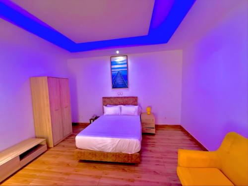 a bedroom with purple walls and a large bed at AS Appartement meublé in Bamako
