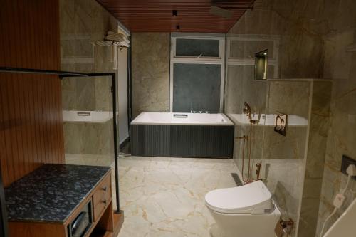 une salle de bain avec une baignoire, des toilettes et un lavabo dans l'établissement Wild Forest, à Sasan Gir