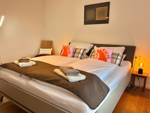 ein Schlafzimmer mit zwei Betten mit Handtüchern darauf in der Unterkunft Ferienwohnung Karma in Kressbronn am Bodensee