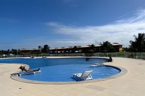 Swimmingpoolen hos eller tæt på Apartamento em Condomínio Resort