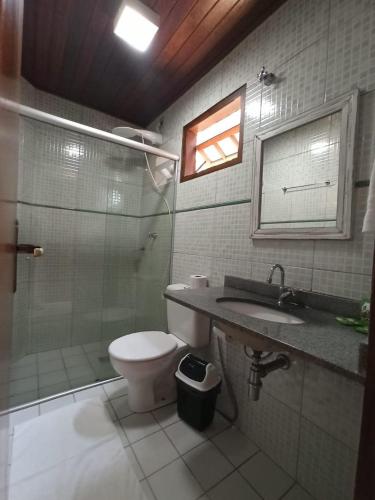 a bathroom with a toilet and a shower and a sink at Pousada Canto do Sabiá - Pirenópolis in Pirenópolis